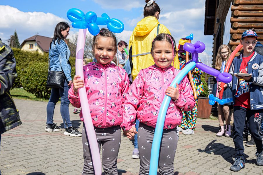 Dwie dziewczynki trzymają balony otrzymane na festynie