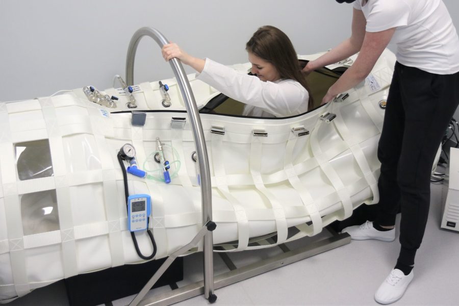 Komora hiperbaryczna przygotowywana do zabiegu rehabilitacyjnego