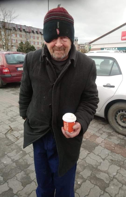 Ciepła kawa i jedzenie dla ludzi bezdomnych
